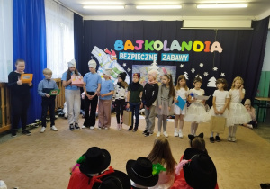 Bajkoludki wręczają laurki