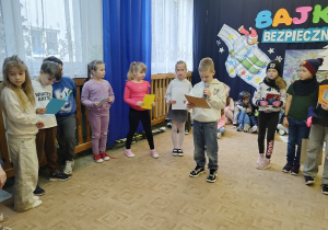 Bajkoludki wręczają laurki