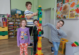 Dzieci budują wieżę.