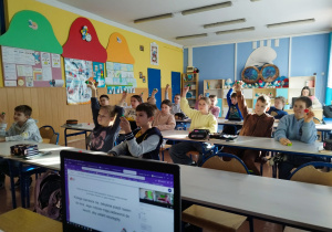 Uczniowie klasy 3b uczestniczą w zajęciach online
