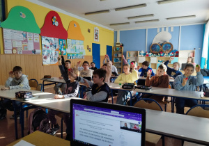 Uczniowie klasy 3b uczestniczą w zajęciach online