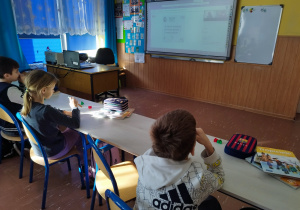 Uczniowie klasy 3b uczestniczą w zajęciach online