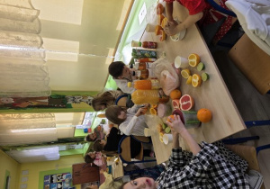 Uczniowie klasy drugiej podczas "Owocowej środy"