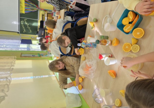 Uczniowie klasy drugiej podczas "Owocowej środy"