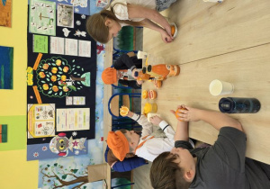 Uczniowie klasy drugiej podczas "Owocowej środy"