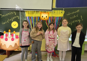 Uczniowie klasy drugiej podczas "Owocowej środy"