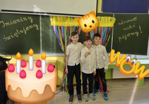 Uczniowie klasy drugiej podczas "Owocowej środy"