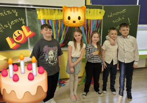 Uczniowie klasy drugiej podczas "Owocowej środy"