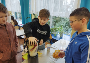 Uczniowie klasy trzeciej podczas "Owocowej środy"
