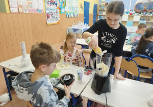 Uczniowie klasy trzeciej podczas "Owocowej środy"