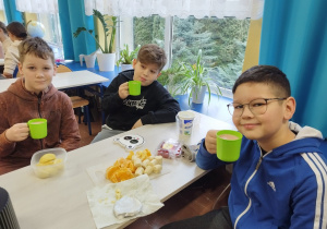 Uczniowie klasy trzeciej podczas "Owocowej środy"