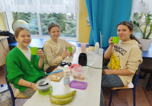 Uczniowie klasy trzeciej podczas "Owocowej środy"