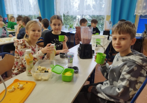 Uczniowie klasy trzeciej podczas "Owocowej środy"
