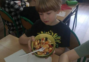 Uczniowie klasy pierwszej podczas "Owocowej środy"