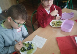 Uczniowie klasy pierwszej podczas "Owocowej środy"