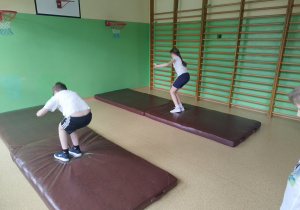 Smerfy trenują skok w dal z miejsca