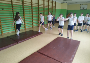 Smerfy trenują skok w dal z miejsca