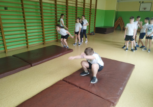 Smerfy trenują skok w dal z miejsca