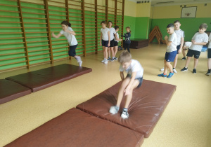 Smerfy trenują skok w dal z miejsca