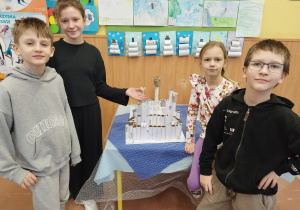 Dzieci prezentują Zamek Królowej Śniegu