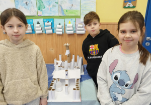 Dzieci prezentują Zamek Królowej Śniegu