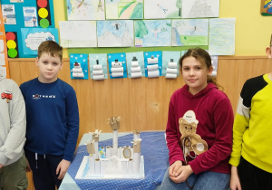 Dzieci prezentują Zamek Królowej Śniegu