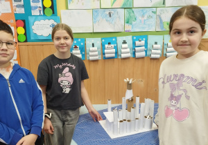 Dzieci prezentują Zamek Królowej Śniegu