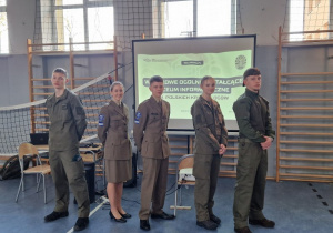 Uczniowie Wojskowego Ogólnokształcącego Liceum Informatycznego goszczący w naszej szkole