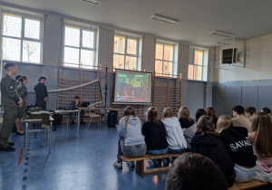 Ósmoklasiści podczas spotkania z licealistami WOLI