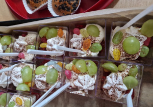 Galaretkowe deserki z bitą śmietaną i owocami