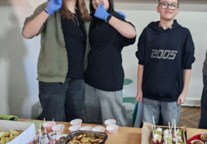 Uczniowie sprzedający słodkie wypieki