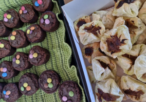 Ciastka francuskie i babeczki czekoladowe