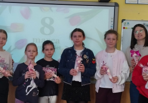 Smerfne kobiety z upominkami