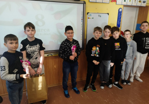 Chłopcy składają życzenia