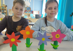 Dzieci prezentują kwiatki na Dzień Kobiet