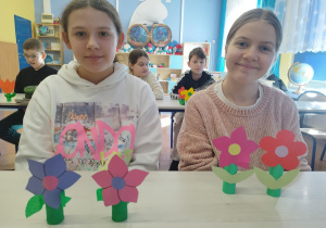 Dzieci prezentują kwiatki na Dzień Kobiet