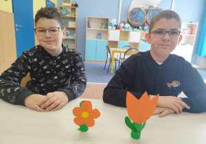 Dzieci prezentują kwiatki na Dzień Kobiet