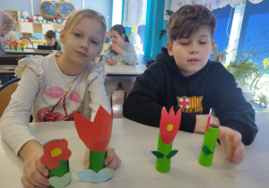 Dzieci prezentują kwiatki na Dzień Kobiet