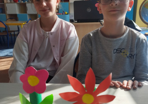 Dzieci prezentują kwiatki na Dzień Kobiet