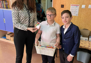 Chłopcy składają życzenia