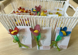 Kwiatki z życzeniami od samorządu szkolnego