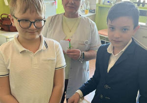 Chłopcy składają życzenia