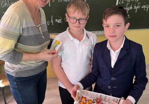 Chłopcy składają życzenia