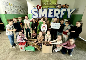 Uczniowie z zebranymi bateriami