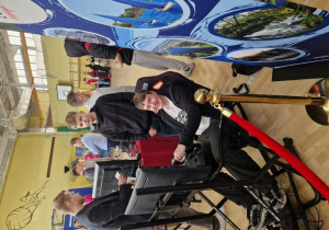 Uczeń klasy ósmej podczas jazdy próbnej na symulatorze