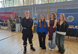 Uczennice klasy ósmej podczas rozmowy z uczniem MLO z Łodzi