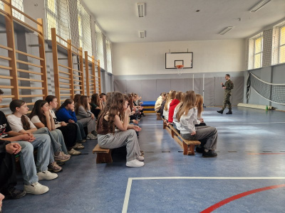 Spotkanie uczniów klas ósmych z przedstawicielami Wojskowego Centrum Rekrutacji