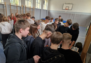 Uczniowie klas ósmych podczas spotkania z przedstawicielami Wojskowego Centrum Rekrutacji z Łodzi