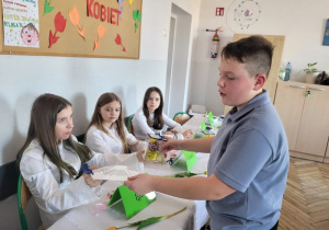 Kolega z klasy wręczający upominek koleżankom z okazji Dnia Kobiet