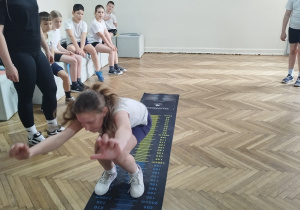 Uczennica skacze w dal